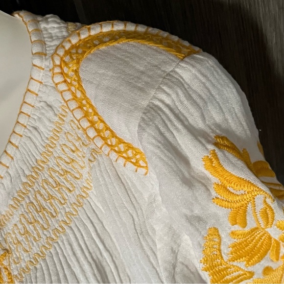 Clarte Claire Embroidery Detail Top - Picture 6 of 11